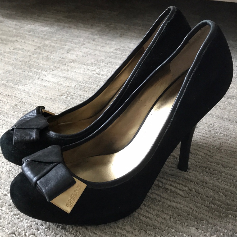 Guess black close toed heels 👠